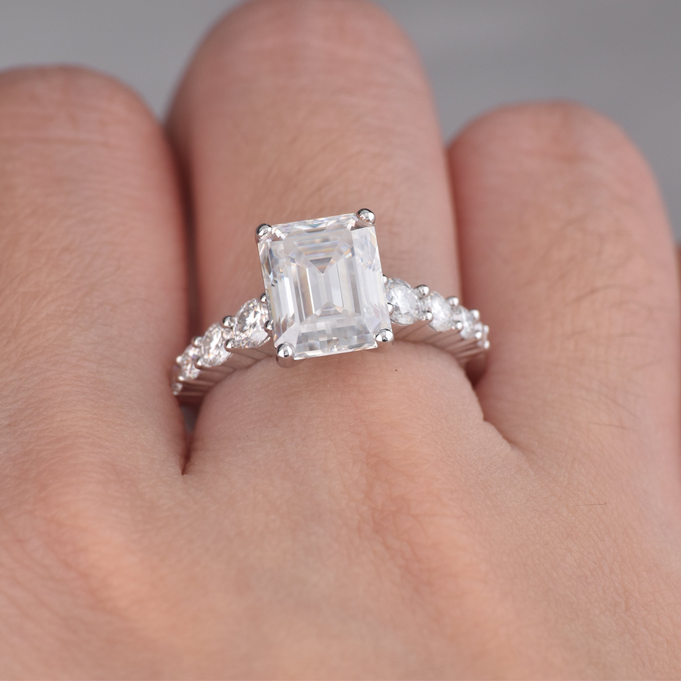 Blongme Moissanite Engagement Rings for Women 8 x 10 mm 4.0 Ct Emerald Cut D Color VVS1 Wedding Ring