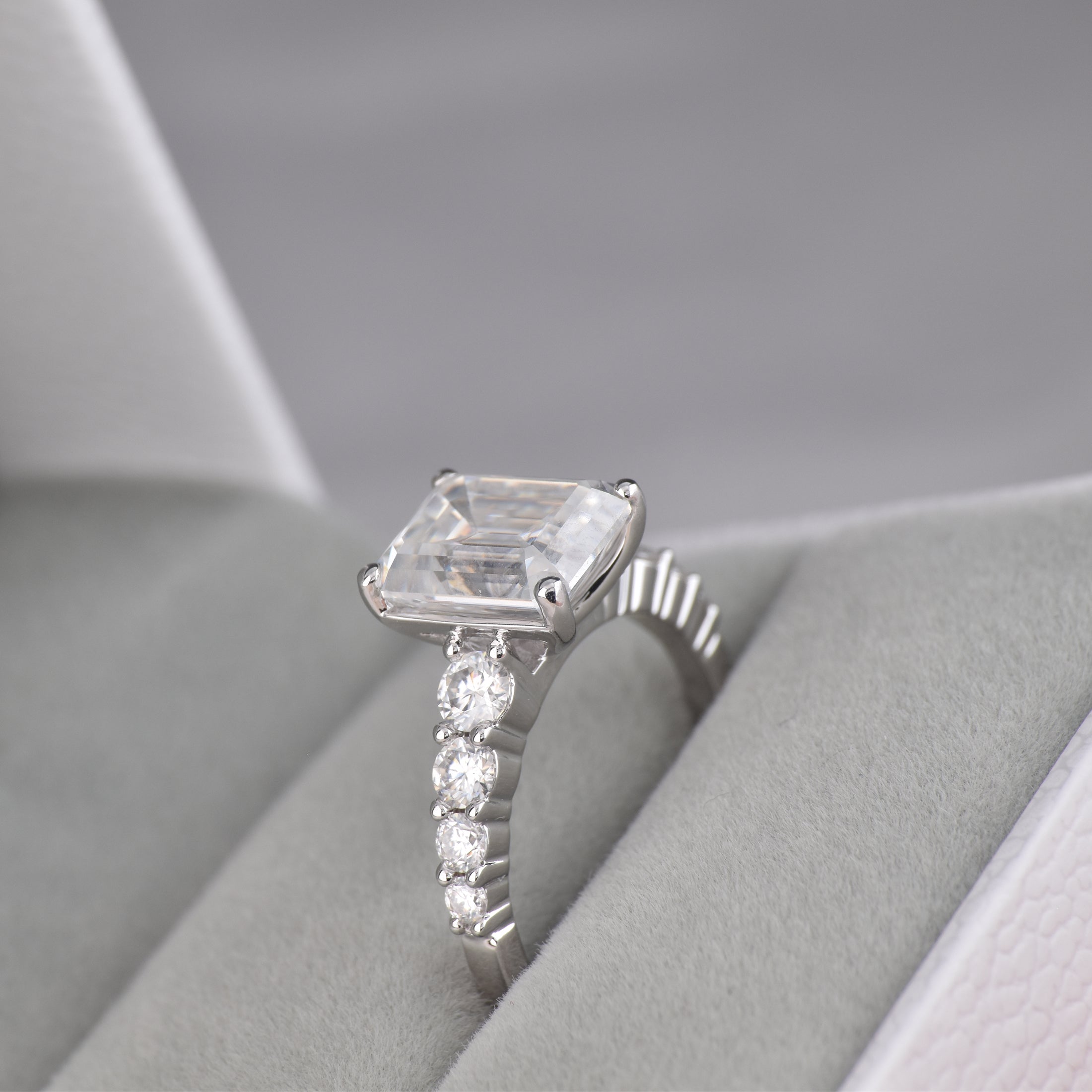 Blongme Moissanite Engagement Rings for Women 8 x 10 mm 4.0 Ct Emerald Cut D Color VVS1 Wedding Ring