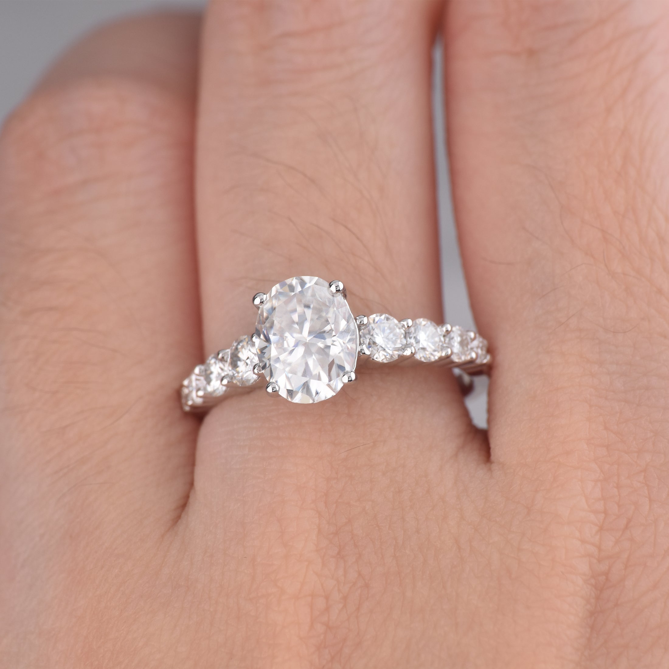 Blongme Moissanite Engagement Rings for Women 7 x 9 mm 2.0 Ct Oval Cut D Color VVS1 Wedding Ring