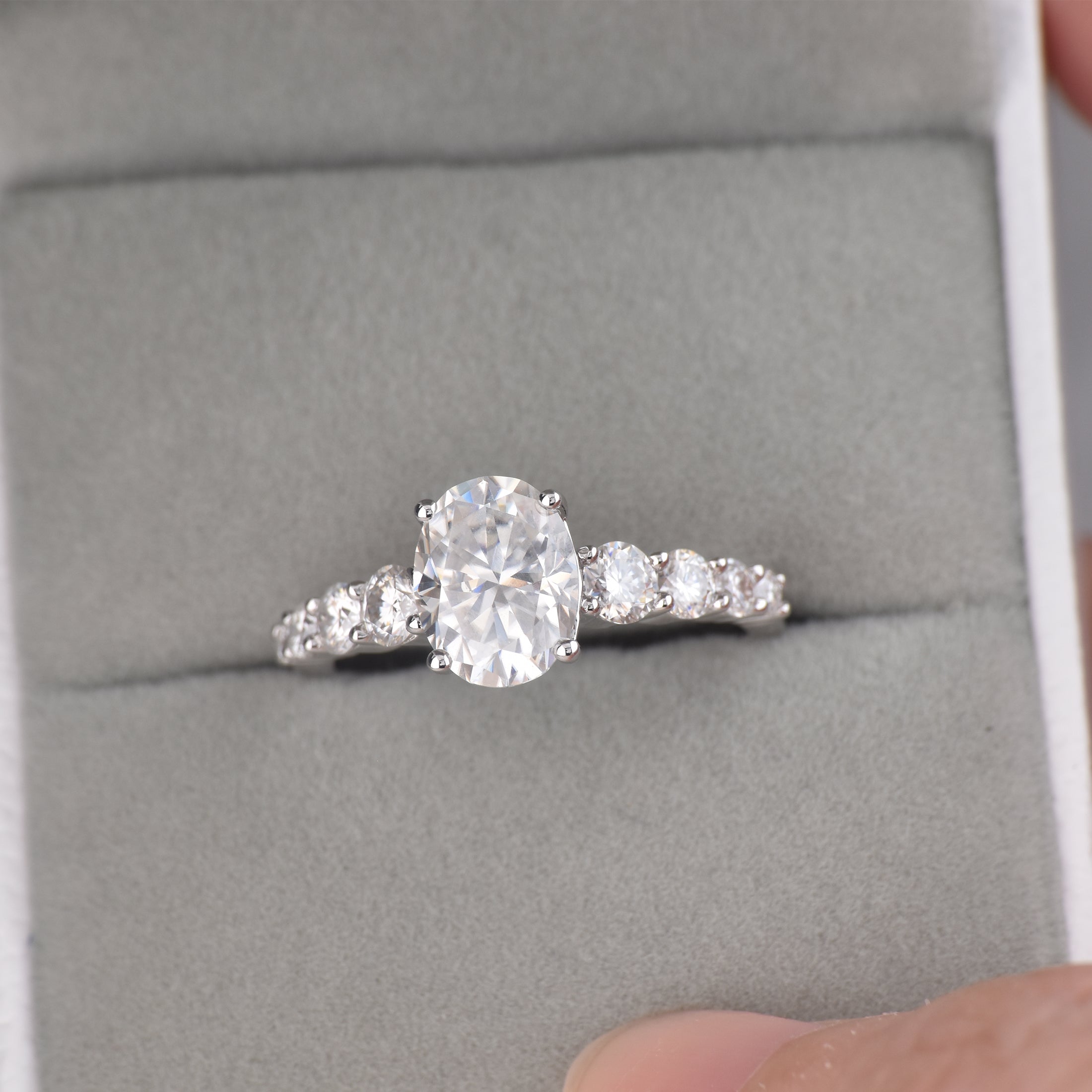 Blongme Moissanite Engagement Rings for Women 7 x 9 mm 2.0 Ct Oval Cut D Color VVS1 Wedding Ring