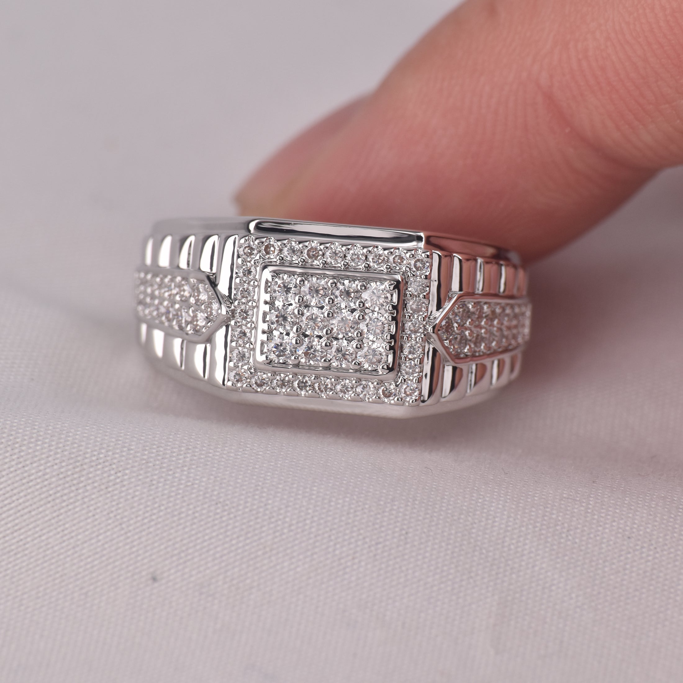Moissanite Rings for Men D Color VVS1 Round Cut 1.0ct White Gold Plated Mens Wedding Band Eternity Ring Promise Rings for Him